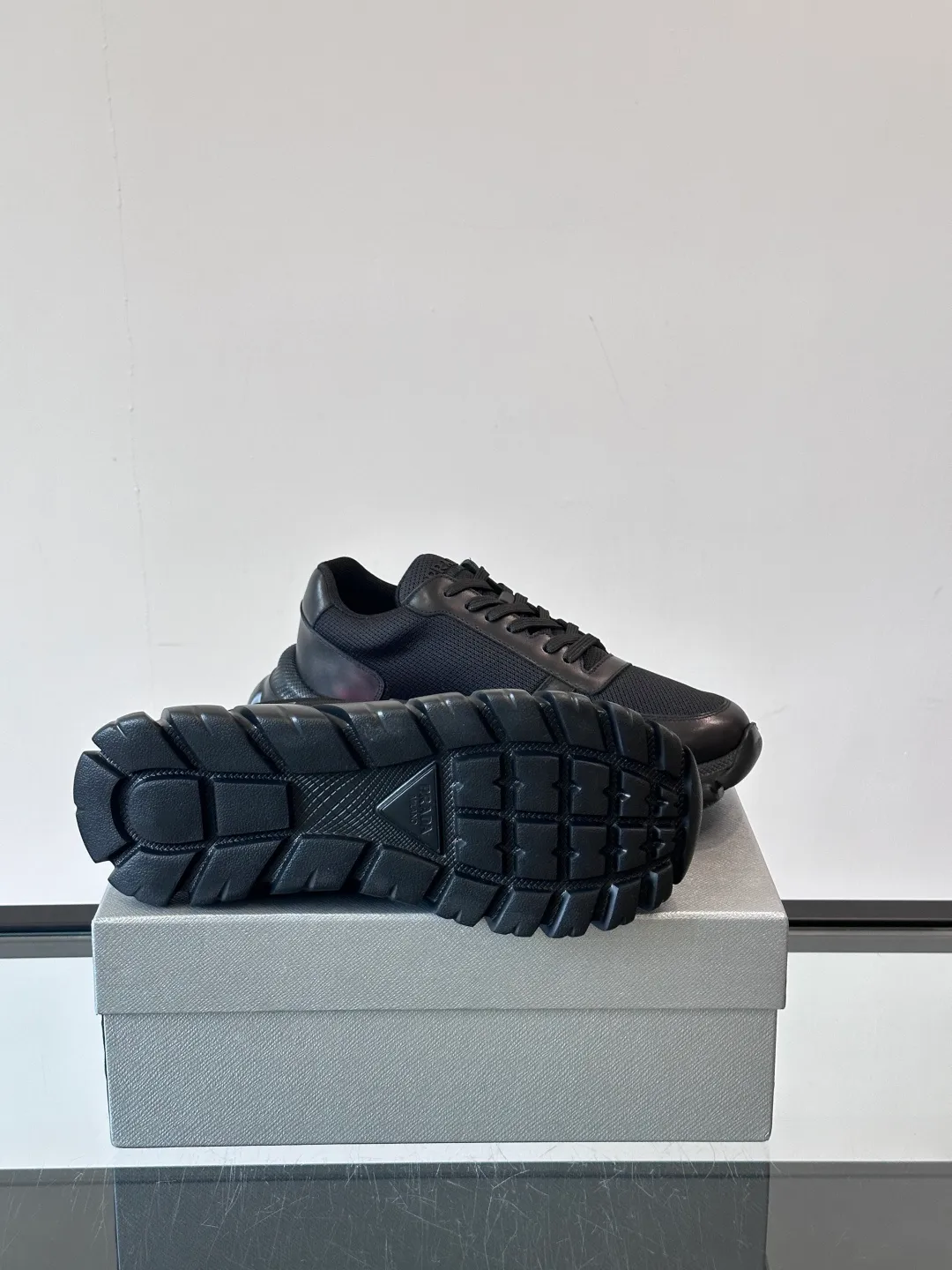p440 "PRAD＊" men's new soft leather casual sneakers. This sneaker is made of Napa cowhide. The leather is soft and delicate, with a natural texture, which improves breathability. The rubber triangle logo on the outside embellishes the shoe body. The tongue and heel are decorated with brand letter logo details. Ultra-lightweight 6cm concave and convex rubber thick sole with PRADA letter logo on the side and cowhide lining. It feels comfortable on the foot and is exquisite and versatile! Size: 38-44 (45.46 customized)